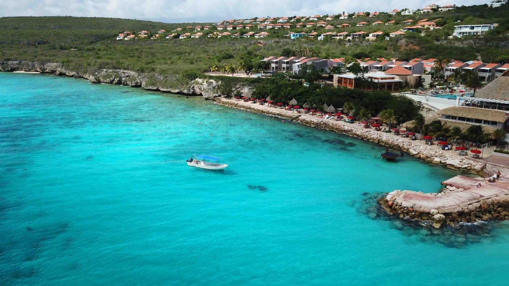 O que fazer em Curaçao, cenário de praia com pequena faixa de areia.