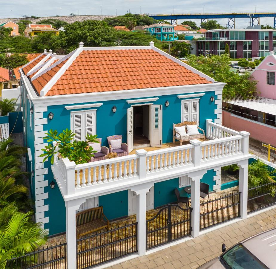 hotel colorido, com varanda em Otrobanda em Onde ficar em Curaçao