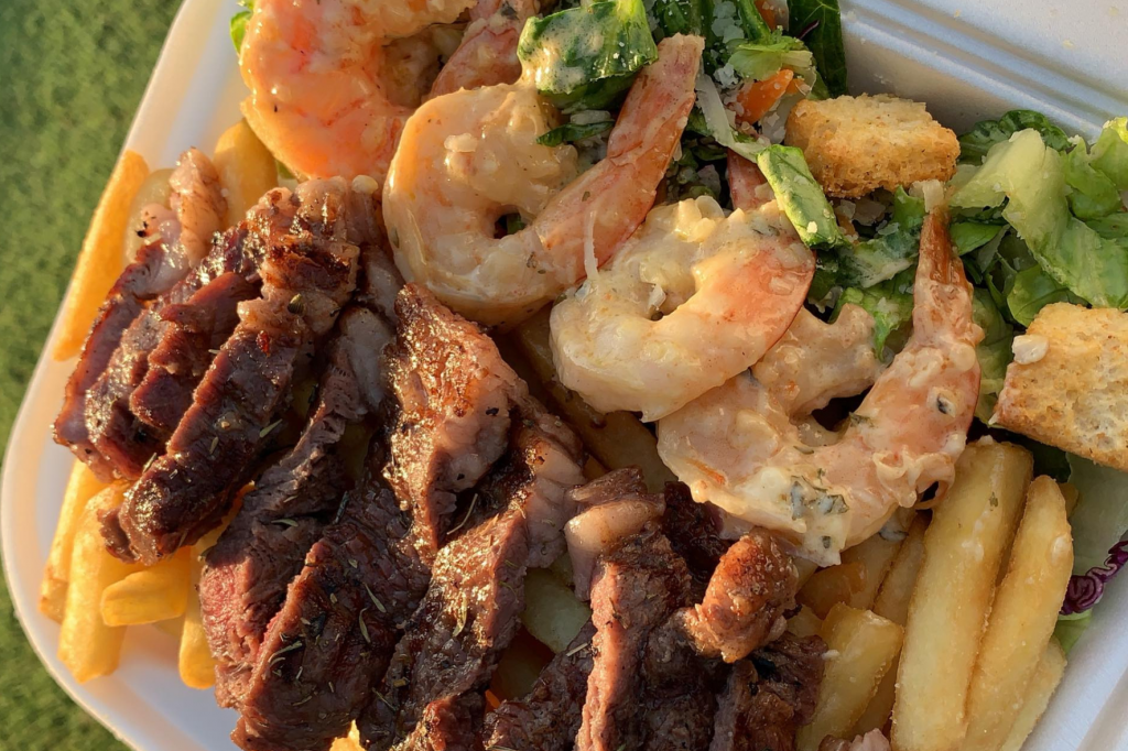 Onde comer em Curaçao, prato com carnes e camarão
