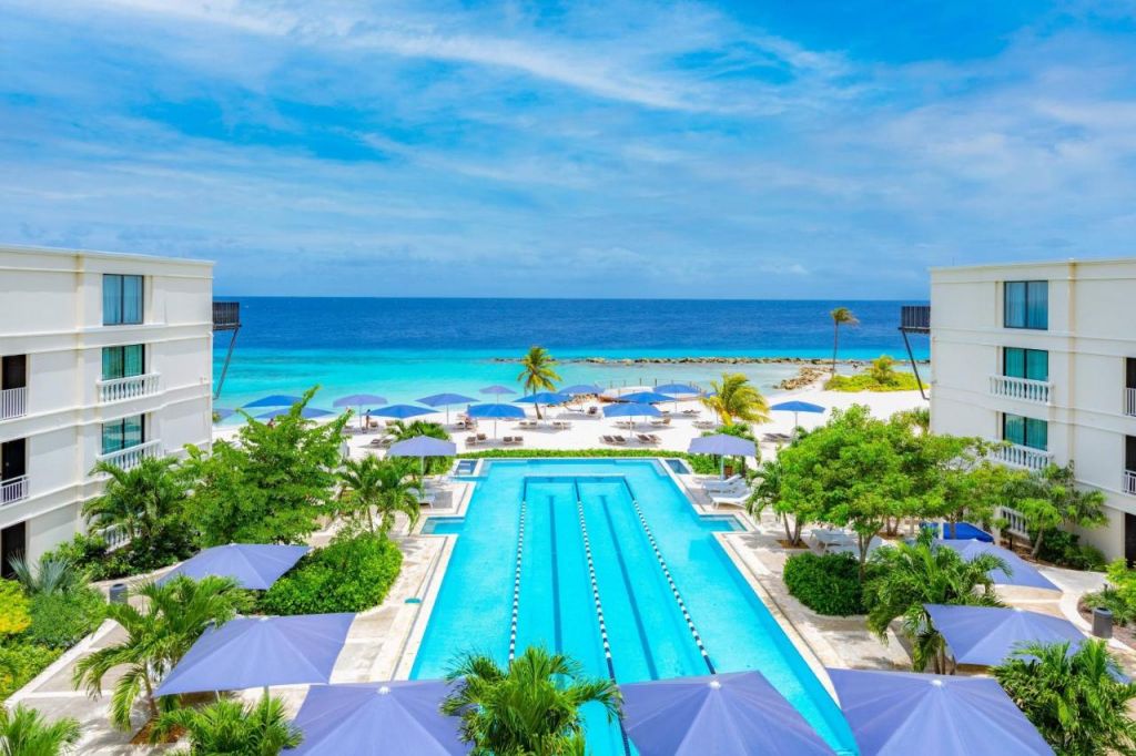 piscina ao ar livre com vista para o mar em resorts em Curaçao