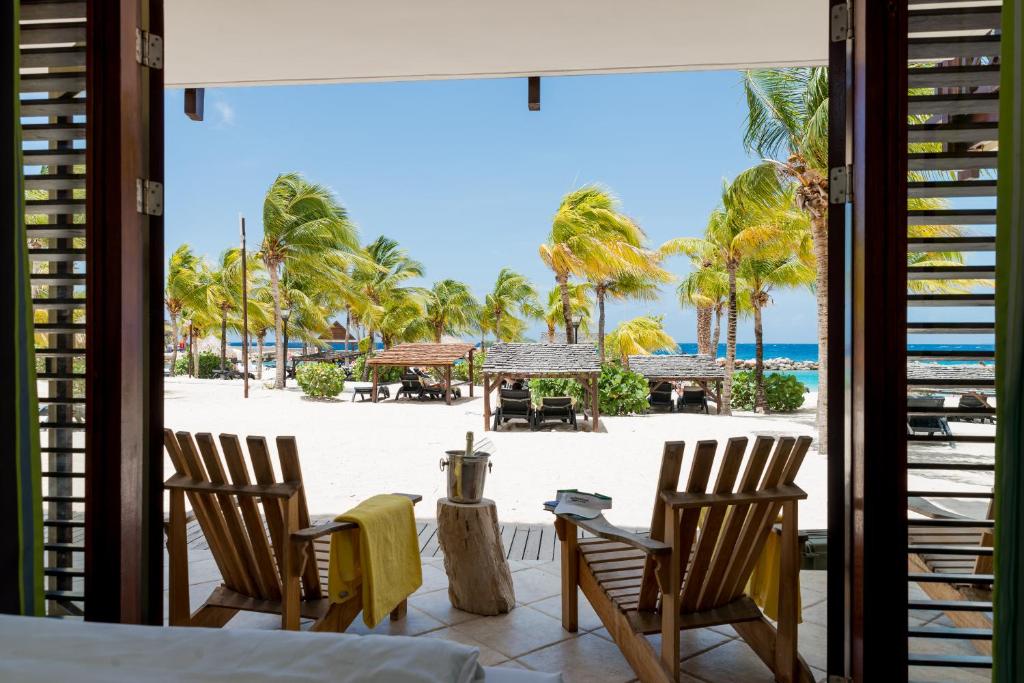 Varanda pé na areia, com espreguiçadeiras em Resorts em Curaçao
