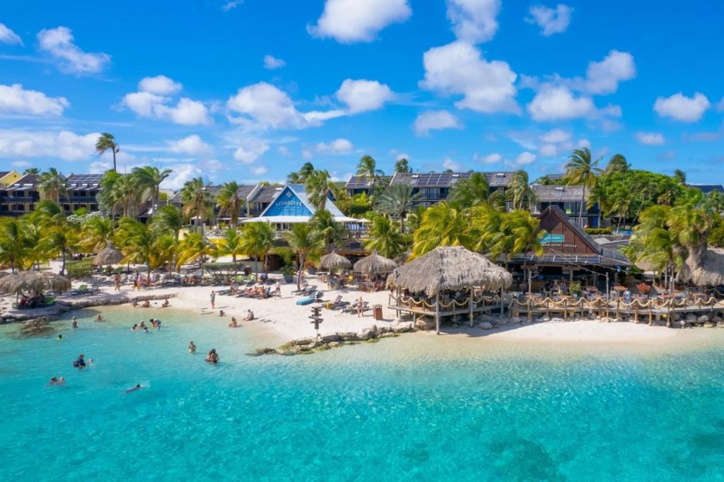 Resorts em Curaçao - vista da praia com o LionsDive resort