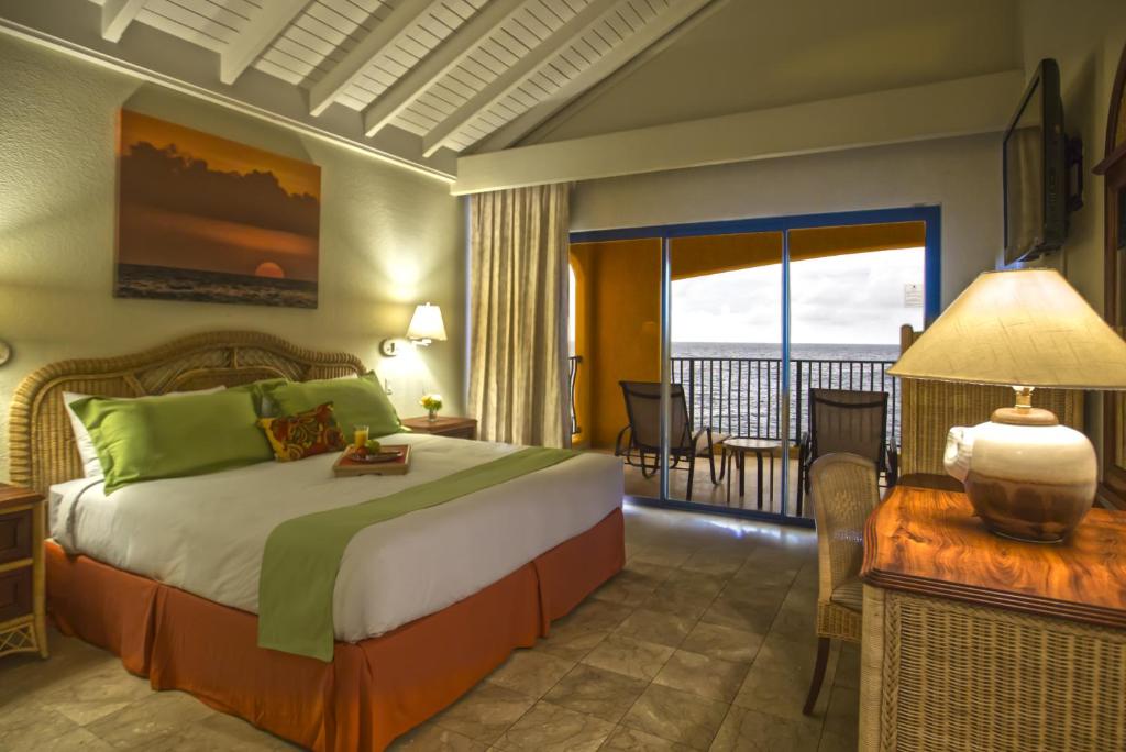 quarto com varanda e vista para o mar em resorts em Curaçao
