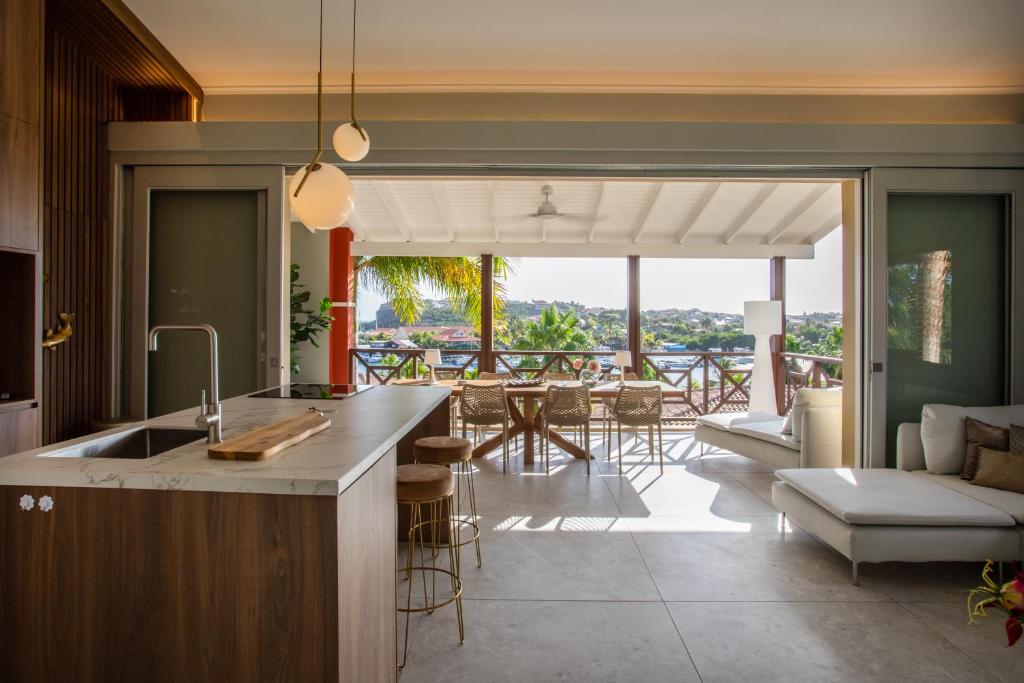 Cozinha integrada com sala e varanda em hotel para lua de mel em Curaçao