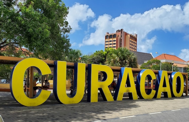 Letreiro Curaçao em O que fazer em Willemstad