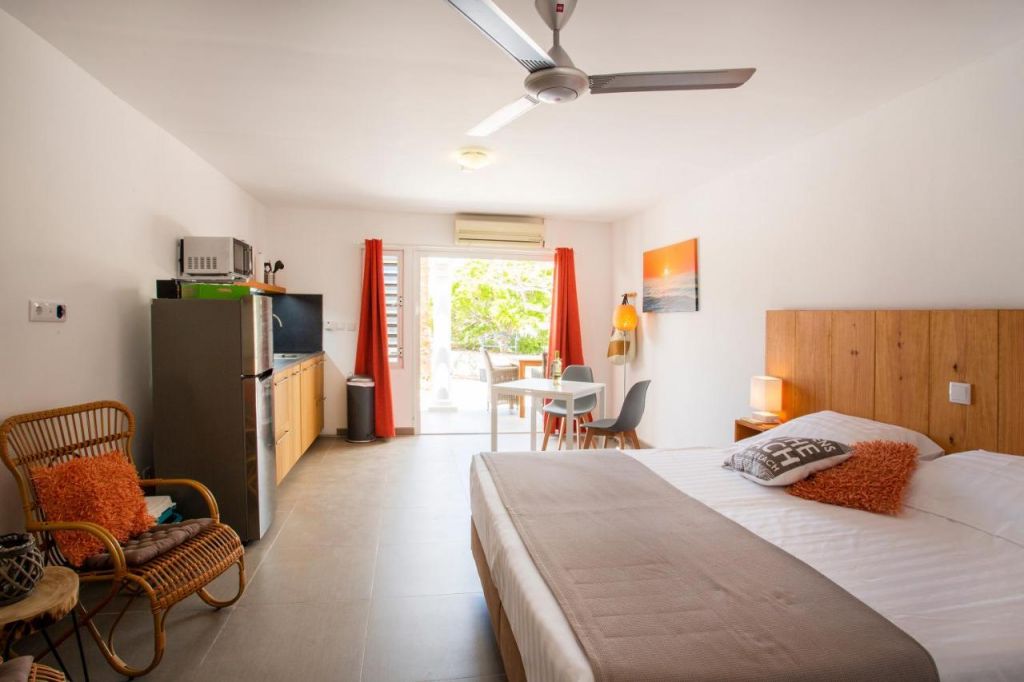 Suíte com cama extra grande, cozinha e janelão para o jardim em hotéis em Curaçao