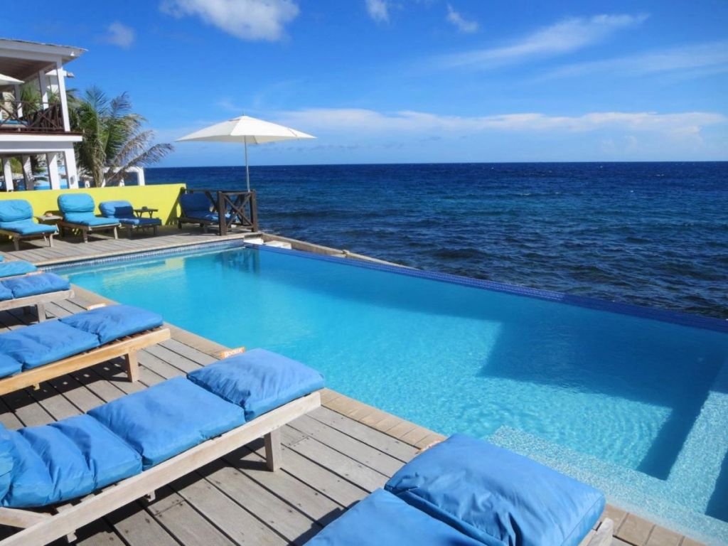 Piscina com borda infinita em hotel para lua de mel em Curaçao