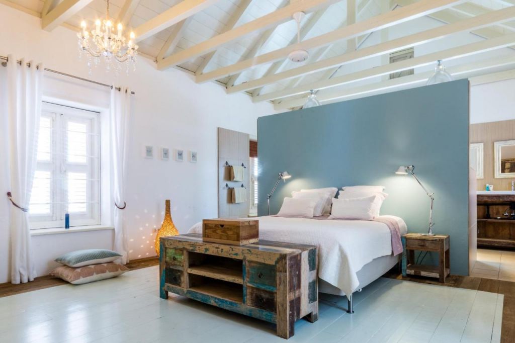 Suíte com cama grande, parede azul na cabeceira em hotéis em Curaçao