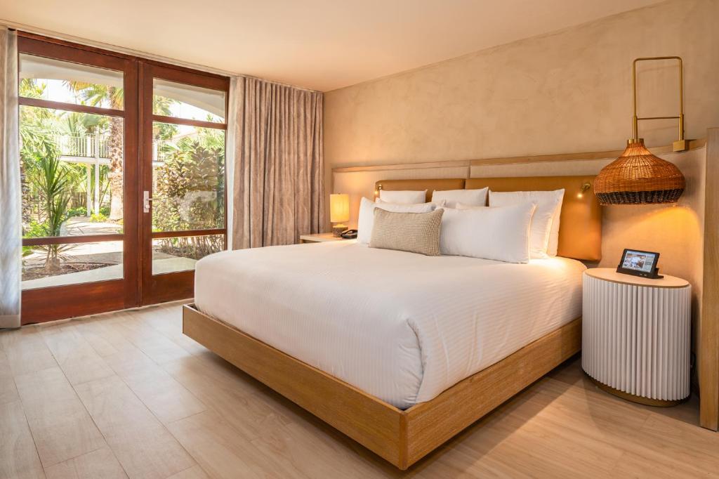 Suíte com cama queen e janelões para o jardim em hotéis em Curaçao
