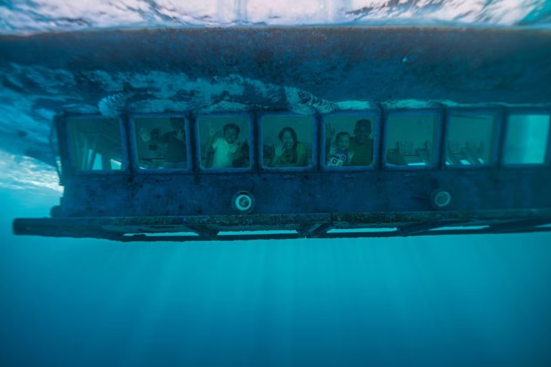 Barco com fundo de vidro no Caribe